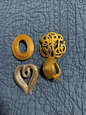 Source Unknown Gold and Silver Decorative Brooch Set